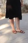 RENKTE TEK OMUZU ASKILI ETEK UCU FİSTOLU SİYAH ELBİSE