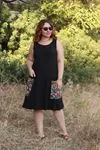 RENKTE CEBİ DESENLİ ASKILI SİYAH ELBİSE