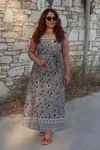 RENKTE KUŞAKLI V YAKA KOLSUZ DESENLİ ELBİSE