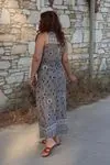RENKTE KUŞAKLI V YAKA KOLSUZ DESENLİ ELBİSE