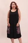 RENKTE CEBİ DOKUMA ASKILI SİYAH ELBİSE