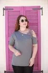 RENKTE TEK OMZU GÜPÜRLÜ GRİ BLUZ