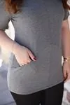 RENKTE ÖNÜ CEPLİ GRİ BLUZ