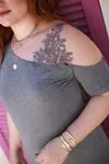 RENKTE TEK OMZU GÜPÜRLÜ GRİ BLUZ