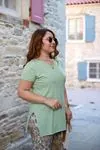 RENKTE V YAKA YAN YIRTMAÇLI MİNT T-SHİRT