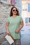 RENKTE V YAKA YAN YIRTMAÇLI MİNT T-SHİRT