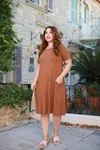 RENKTE CEPLİ DÜZ KAHVE ELBİSE