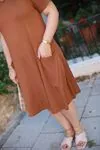 RENKTE CEPLİ DÜZ KAHVE ELBİSE