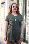 RENKTE BÜYÜK BEDEN KEDİ NAKIŞLI HAKİ YEŞİL T-SHİRT