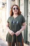 RENKTE BÜYÜK BEDEN KEDİ NAKIŞLI HAKİ YEŞİL T-SHİRT