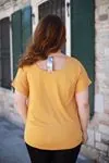 RENKTE SIRT VE CEBİ METALİZE SARI BLUZ