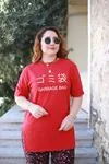RENKTE ÖNÜ YAZILI YAN YIRTMAÇLI KIRMIZI T-SHİRT