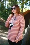 RENKTE KEDİ BASKILI KAPŞONLU PUDRA SWEAT