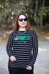 RENKTE KOL PARÇALI ÇİZGİLİ DESENLİ SİYAH SWEAT