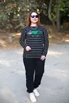 RENKTE KOL PARÇALI ÇİZGİLİ DESENLİ SİYAH SWEAT