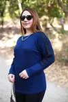 RENKTE OMUZLARI DANTELLİ LACİVERT BLUZ