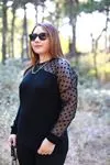 RENKTE BÜYÜK BEDEN KOL PUANTİYE VE TÜL DETAYLI SİYAH BLUZ
