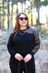 RENKTE BÜYÜK BEDEN KOL PUANTİYE VE TÜL DETAYLI SİYAH BLUZ