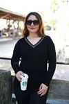 RENKTE YAKASI TAŞLI SİYAH BLUZ