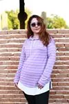 RENKTE KAPŞONLU ETEĞİ ÇIKMA ÇİZGİLİ LİLA SWEAT