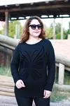 RENKTE KELEBEK BASKILI SİYAH BLUZ