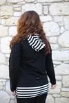 RENKTE KAPŞONLU YAZILI SİYAH SWEAT
