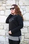 RENKTE KAPŞONLU YAZILI SİYAH SWEAT