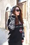 RENKTE BASKILI SİYAH SWEAT