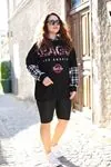 RENKTE BASKILI SİYAH SWEAT