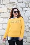 RENKTE KAPŞONLU YAZILI SARI SWEAT