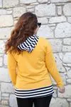 RENKTE KAPŞONLU YAZILI SARI SWEAT