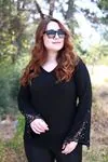 RENKTE KOLLARI DANTELLİ İNCİLİ SİYAH BLUZ