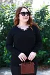 RENKTE YAKASI DANTELLİ SİYAH BLUZ