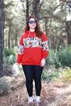 RENKTE ORTASI DESENLİ KAPŞONLU KIRMIZI SWEAT
