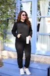 RENKTE KAPŞONLU CEPLİ SİYAH SWEAT