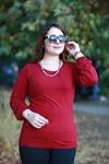 RENKTE ETEĞİ KOLU LASTİKLİ BORDO BLUZ
