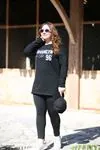 RENKTE BASKILI YIRTMAÇLI SİYAH SWEAT