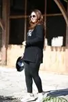 RENKTE BASKILI YIRTMAÇLI SİYAH SWEAT
