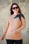 RENKTE TEK OMZU YILDIZ APLİKELİ KAHVE BLUZ