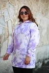 RENKTE KAPŞONLU DESENLİ SWEAT