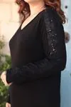 RENKTE BÜYÜK BEDEN KOLLARI GARNİLİ V YAKA SİYAH BLUZ