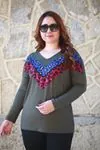 RENKTE BÜYÜK BEDEN ÖNÜ LEOPAR GARNİLİ ARA BİYELİ HAKİ YEŞİL BLUZ