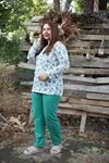 RENKTE BEYAZ ÇİÇEKLİ ALT ÜST PİJAMA TAKIMI