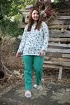 RENKTE BEYAZ ÇİÇEKLİ ALT ÜST PİJAMA TAKIMI