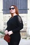RENKTE KOLLARI APLİK DANTELLİ SİYAH BLUZ