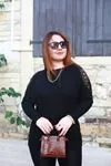 RENKTE KOLLARI APLİK DANTELLİ SİYAH BLUZ