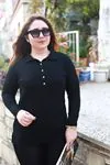 RENKTE DÜĞMELİ PAT YAKA SİYAH BLUZ