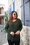 RENKTE BÜYÜK BEDEN ÖN ARKA V YAKA HAKİ YEŞİL TRİKO BLUZ