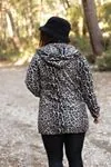 RENKTE BELİ İPLİ KAPŞONLU LEOPAR DESENLİ POLAR CEKET