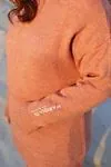 RENKTE KOLU YAZILI GENİŞ KESİM KALIN PUDRA PEMBE KAZAK